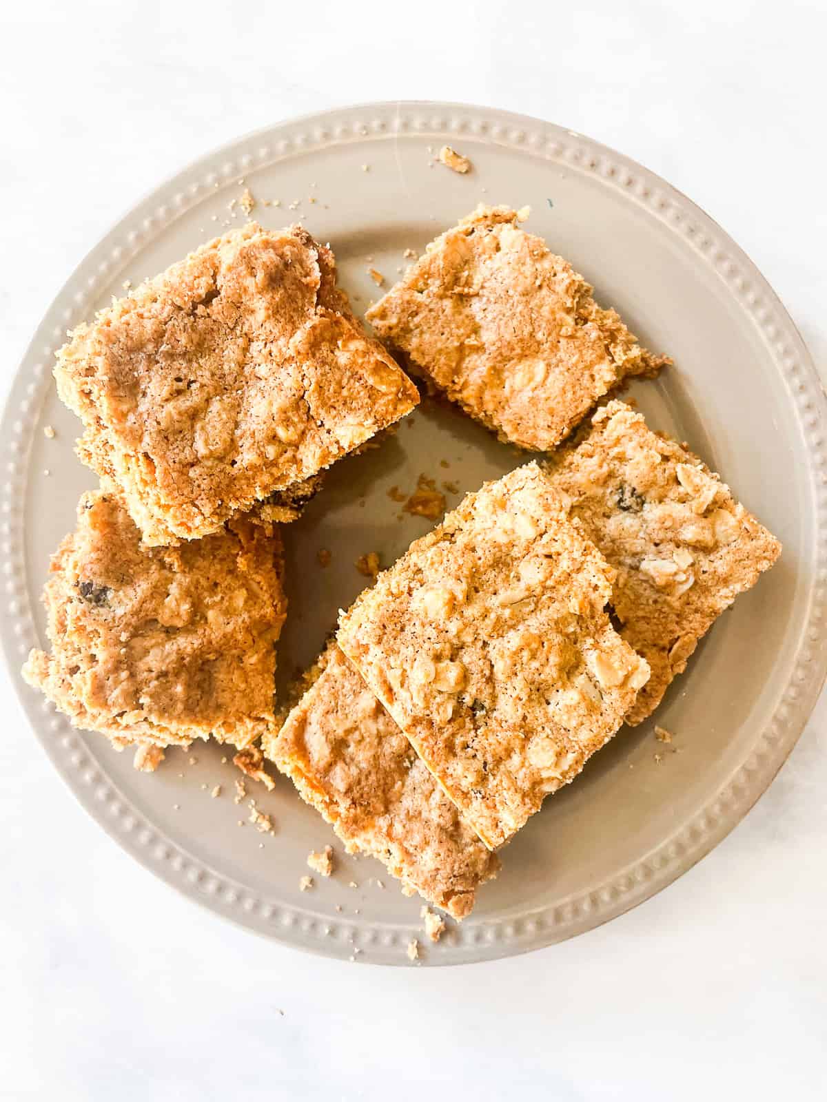 A plate of 6 oatmeal raisin bars.