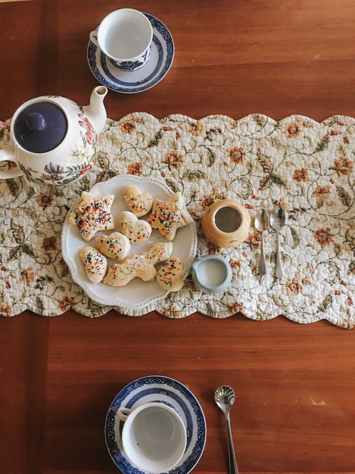 Befanini and tea on a table