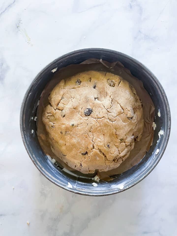 The dough is placed in the pan.