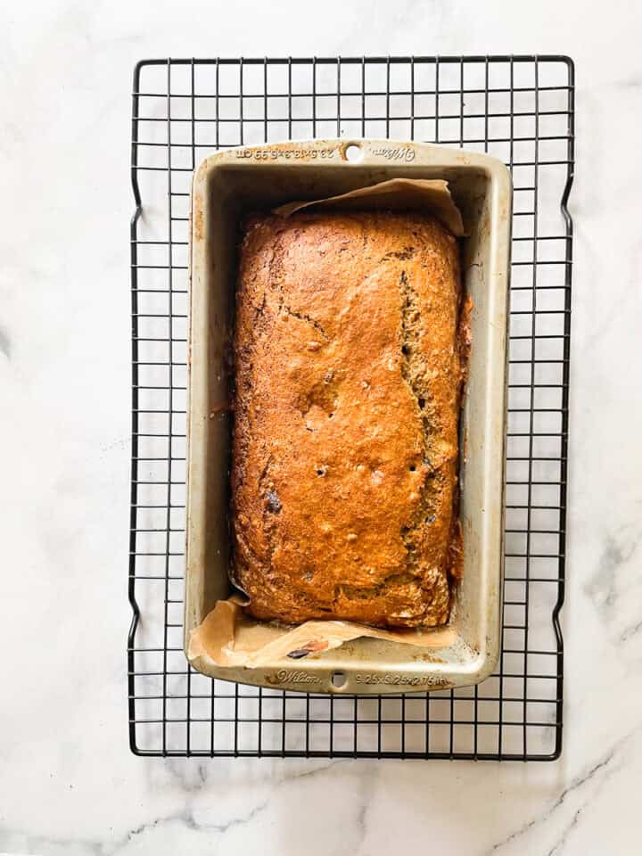 The baked bread cools on a rack.