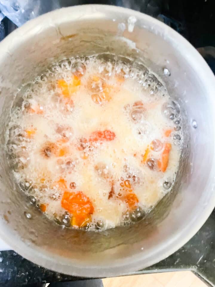 Persimmons cook with sugar to make jam.