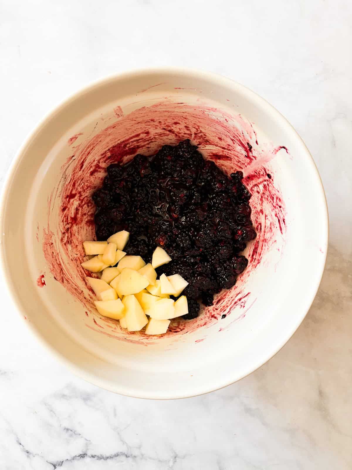 This easy, gluten free apple blackberry crisp recipe takes juicy apples and fresh blackberries and tucks them under a toasted oat blanket. Apples and blackberries are mixed together for crisp.