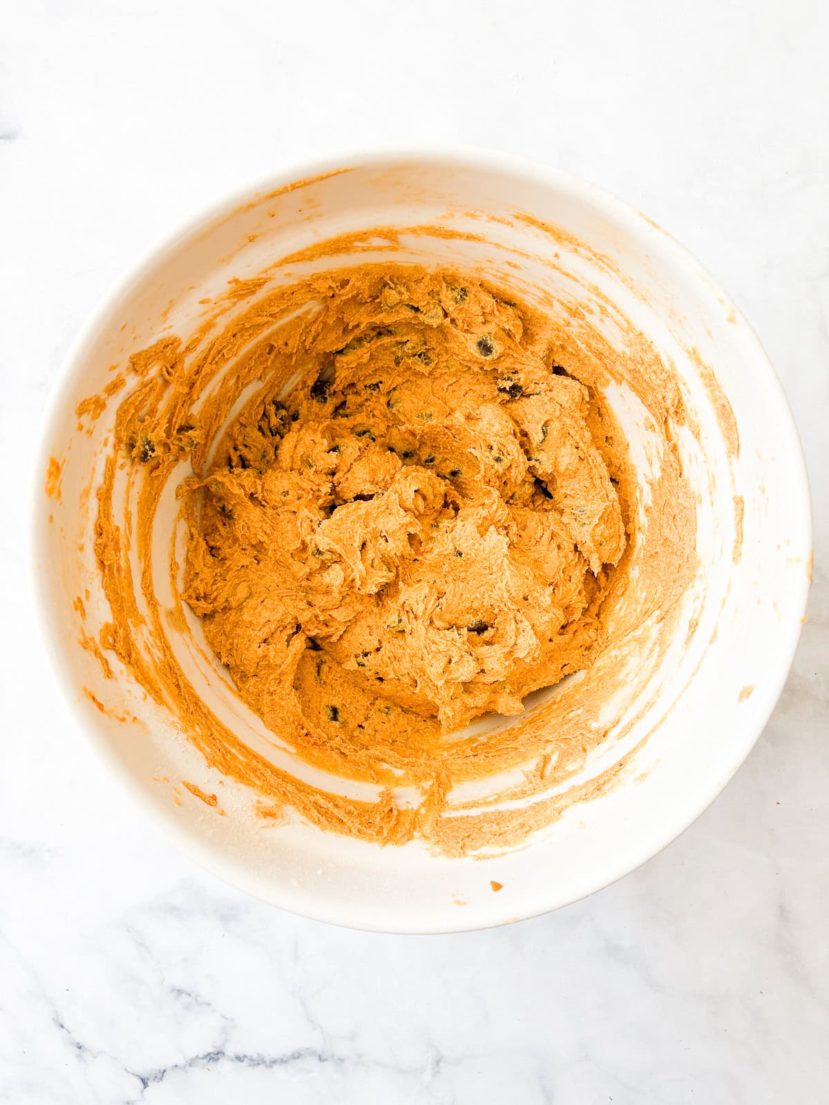 These soft-baked gluten free pumpkin chocolate chip cookies are packed with pumpkin puree, warm spices, and semisweet chocolate. Chocolate chips mixed into gluten free pumpkin chocolate chip cookie dough.