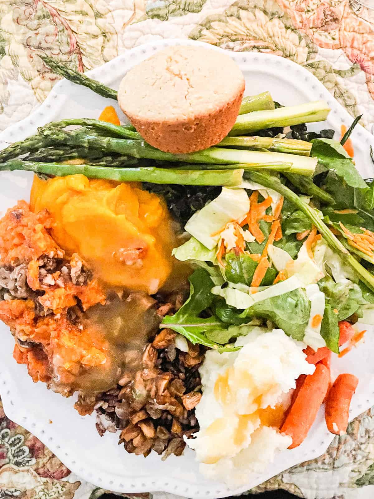 Tips for enjoying a gluten free Thanksgiving, plus lots of gluten free Thanksgiving recipes and ideas for the best meal ever! A gluten free Thanksgiving feast on a plate.