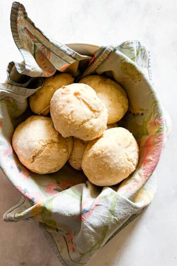 A napkin-lined bowl of soda biscuits.