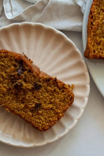 Slices of oat flour pumpkin bread on plates.